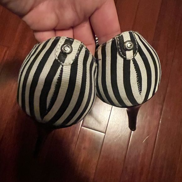 G by Guess size 7 1/2 black and white 4” heels - Picture 7 of 7